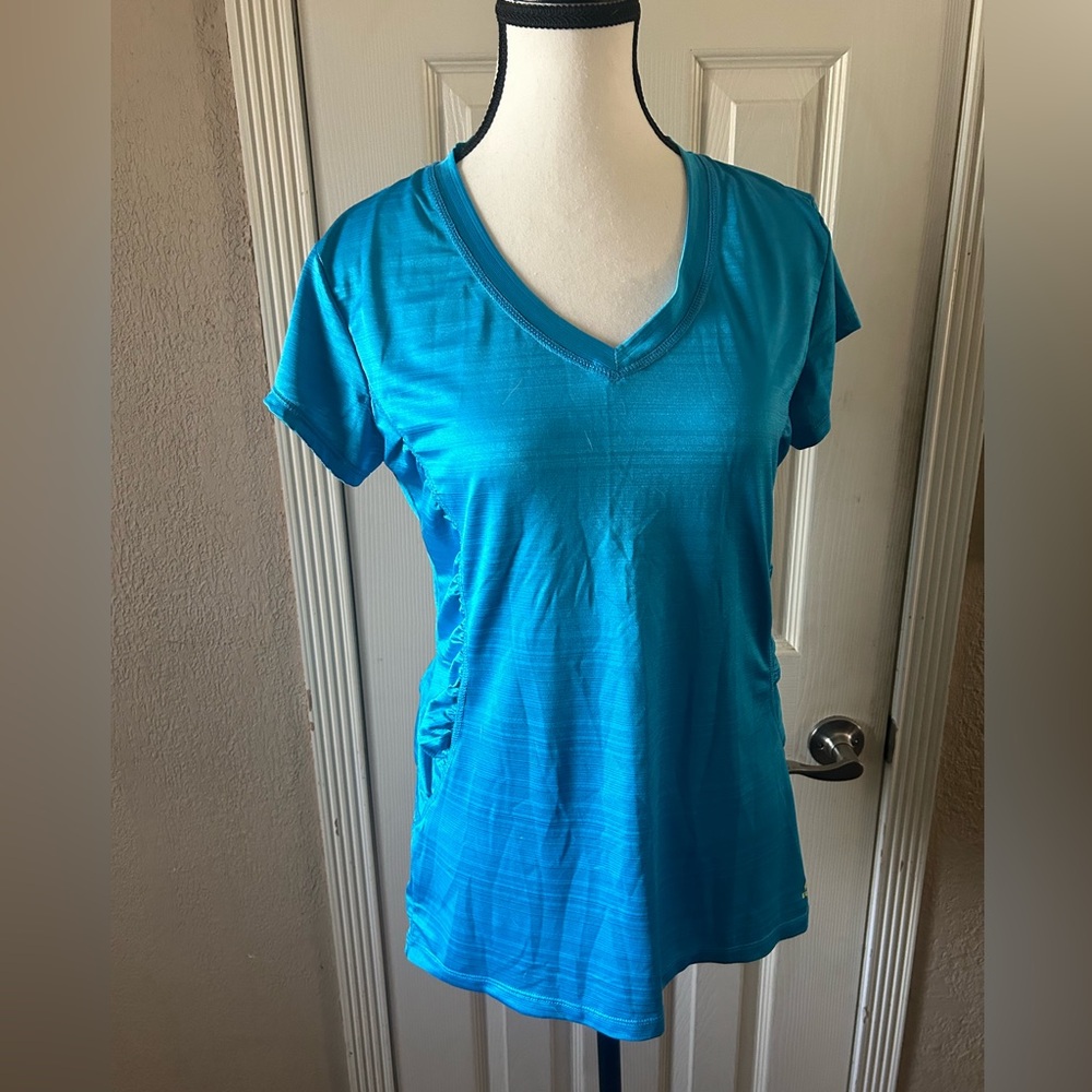 Turquoise v-neck shortsleeve workout top
